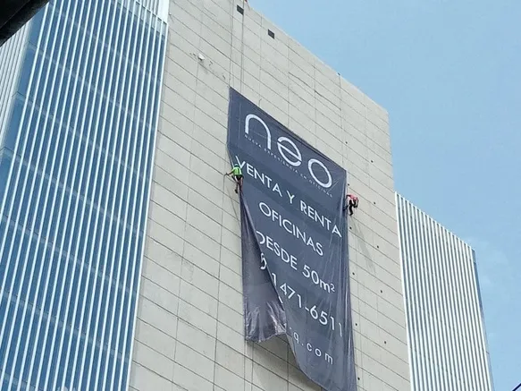 Instalación de lona en fachada