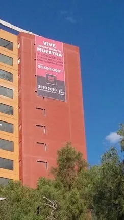Lona instalada en fachada de edificio